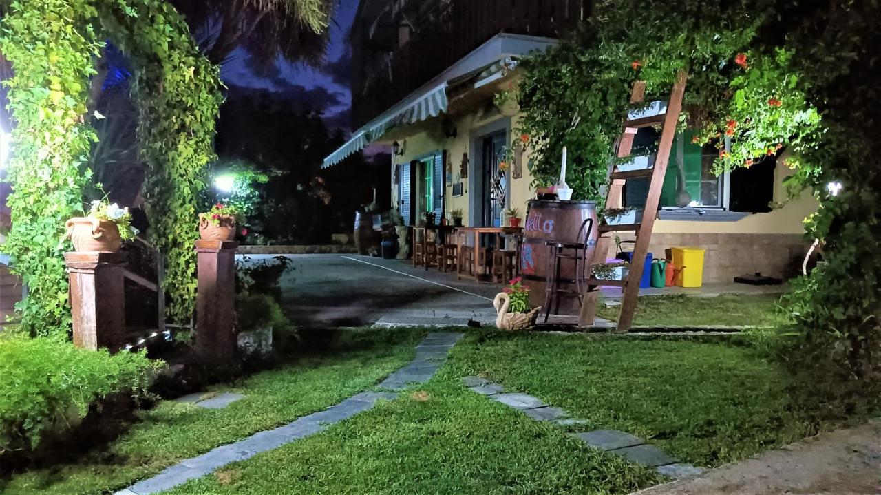 مبيت وإفطار كاستروفيلاري Il Laghetto المظهر الخارجي الصورة