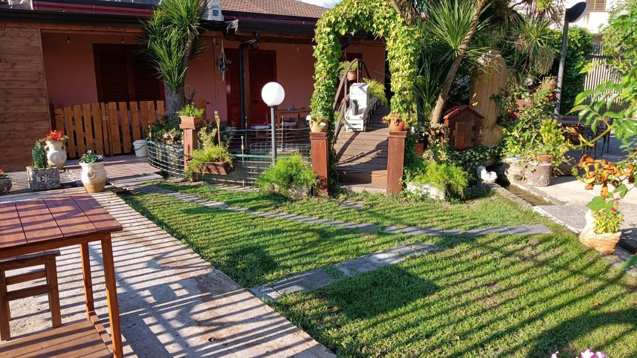 مبيت وإفطار كاستروفيلاري Il Laghetto المظهر الخارجي الصورة